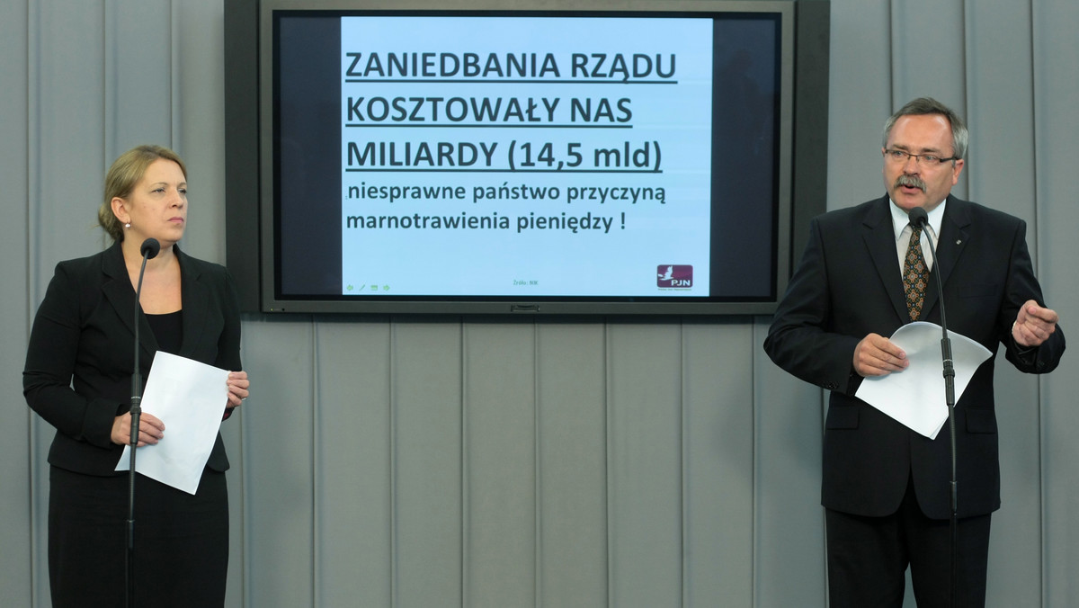 - Zbigniew Ziobro chce, aby PiS przegrało wybory - uważa posłanka Elżbieta Jakubiak (PJN). Jak dodaje sytuacja w PiS jest obecnie dla Jarosława Kaczyńskiego trudna, ponieważ rośnie rola Ziobry. - Jarosław Kaczyński cierpi zasłużenie za własne błędy - mówiła Jakubiak w porannym programie Radia ZET.