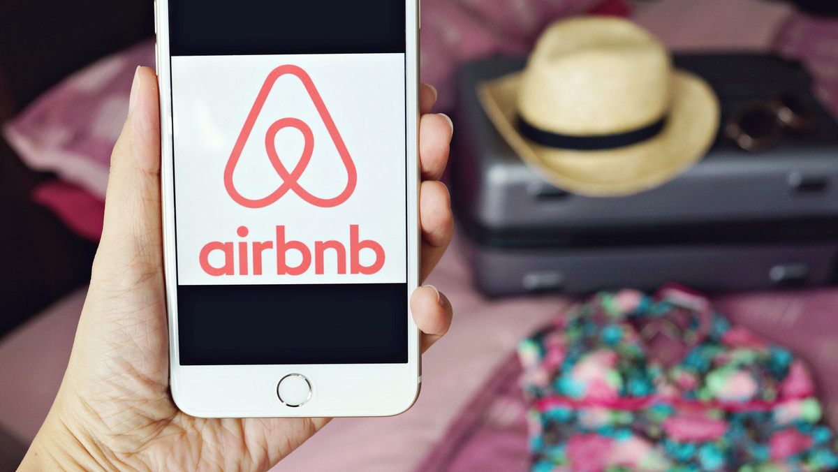 Sąd w Singapurze skazał we wtorek dwóch gospodarzy mieszkań wynajmowanych w ramach internetowego serwisu Airbnb na grzywny w wysokości 45,8 tys. dolarów (ponad 200 tys. złotych) za krótkoterminowy wynajem nieruchomości bez zezwolenia - informuje Reuters.