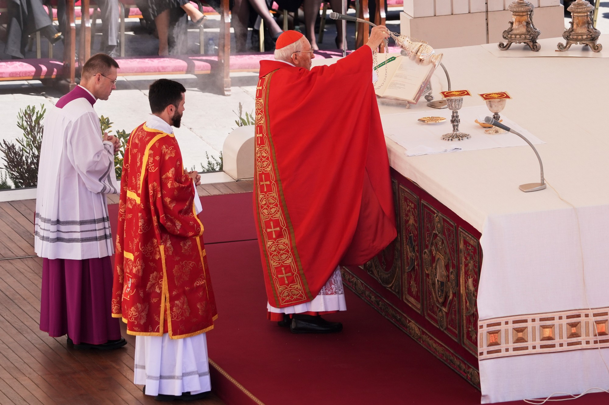 Dekan Kolégia kardinálov Giovanni Battista Re počas pohrebu pápeža Františka.