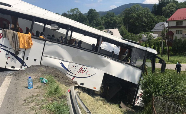 Autobus zderzył się z ciężarówką na zakopiance. Dzieci wśród ciężko rannych [ZDJĘCIA z miejsca wypadku]