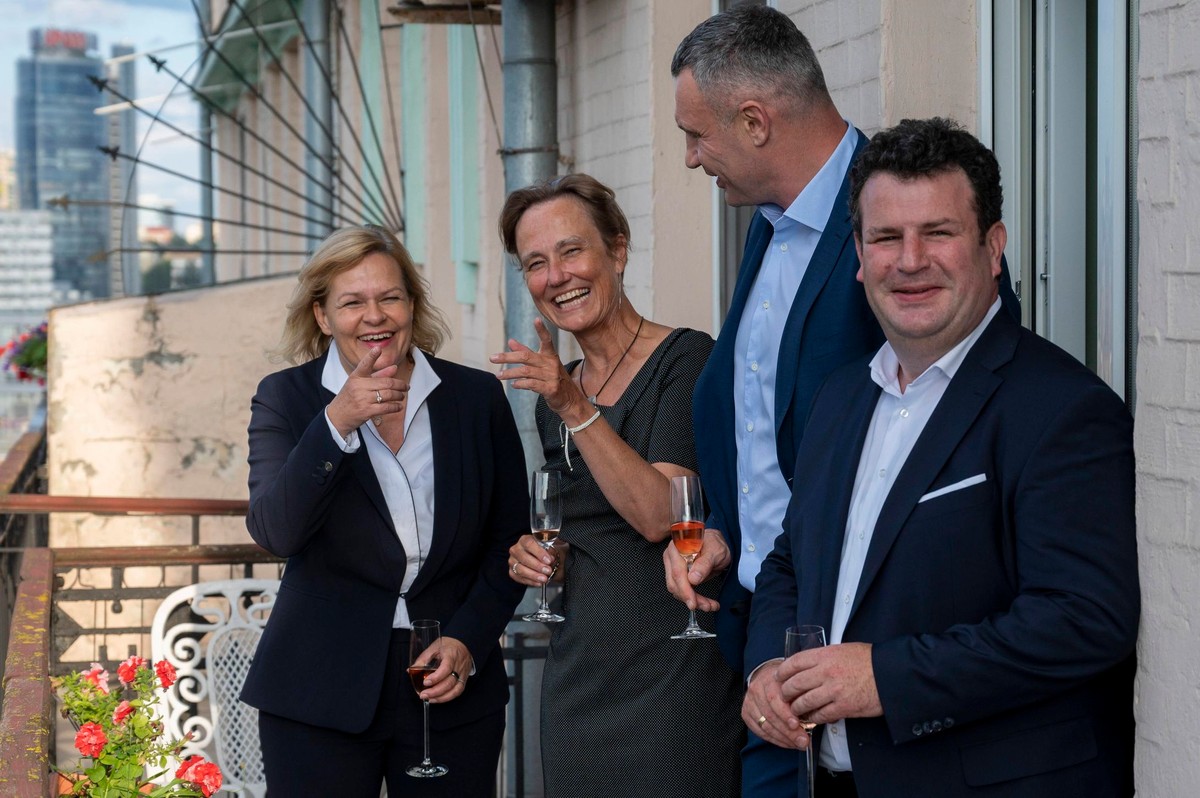 Minister Nancy Faeser , ambasador Anka Feldhusen, Witalij Kliczko, mer Kijowa i minister Hubertus Heil na balkonie niemieckiej ambasady w Kijowie