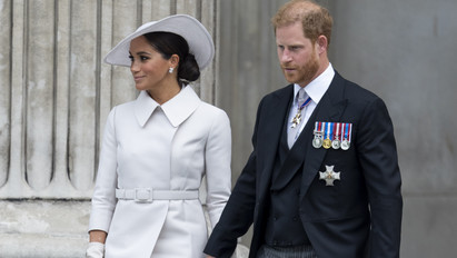 Megérkezett Nagy-Britanniába Harry herceg és Meghan Markle: a brit királyi család aggódik a látogatás miatt