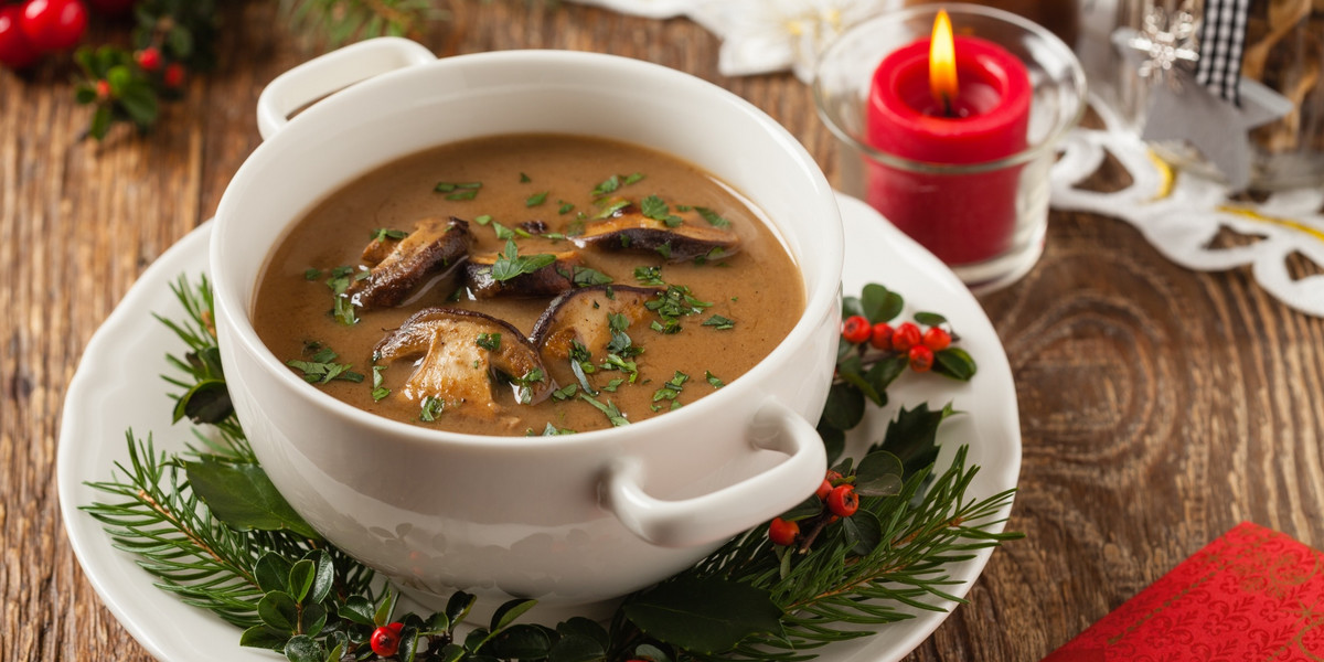 Świąteczną zupę grzybową można zrobić na kilka sposobów. Na jedną z wersji poświęcisz nie więcej niż godzinę.