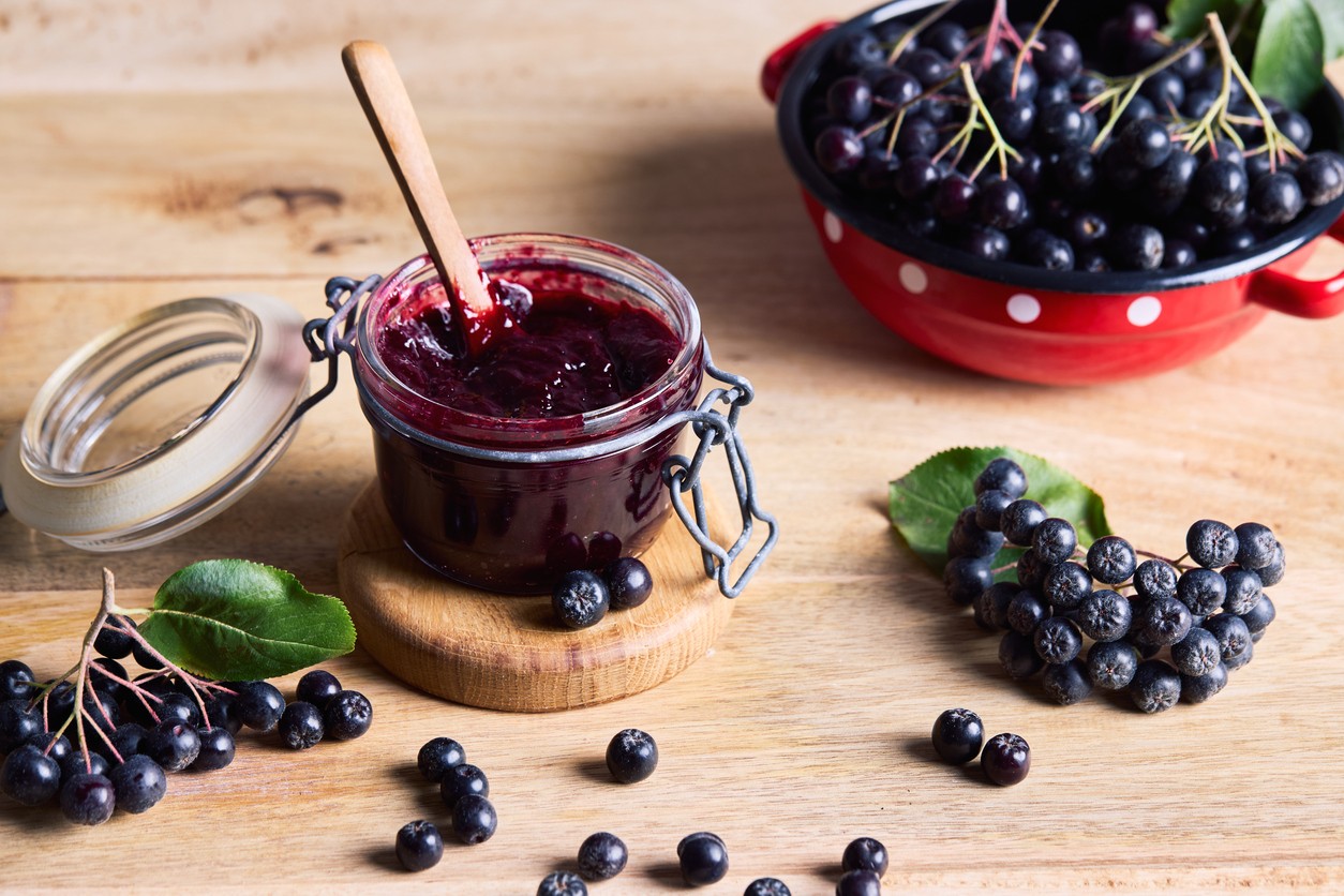 Domáci džem z arónie je obľúbeným spôsobom, ako si uchovať cenné antioxidanty a výraznú chuť týchto tmavých plodov aj na zimné mesiace.