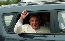 Papież Franciszek zaskoczył wiernych nietypowym papamobile. Jeździ kią soul. ZDJĘCIA