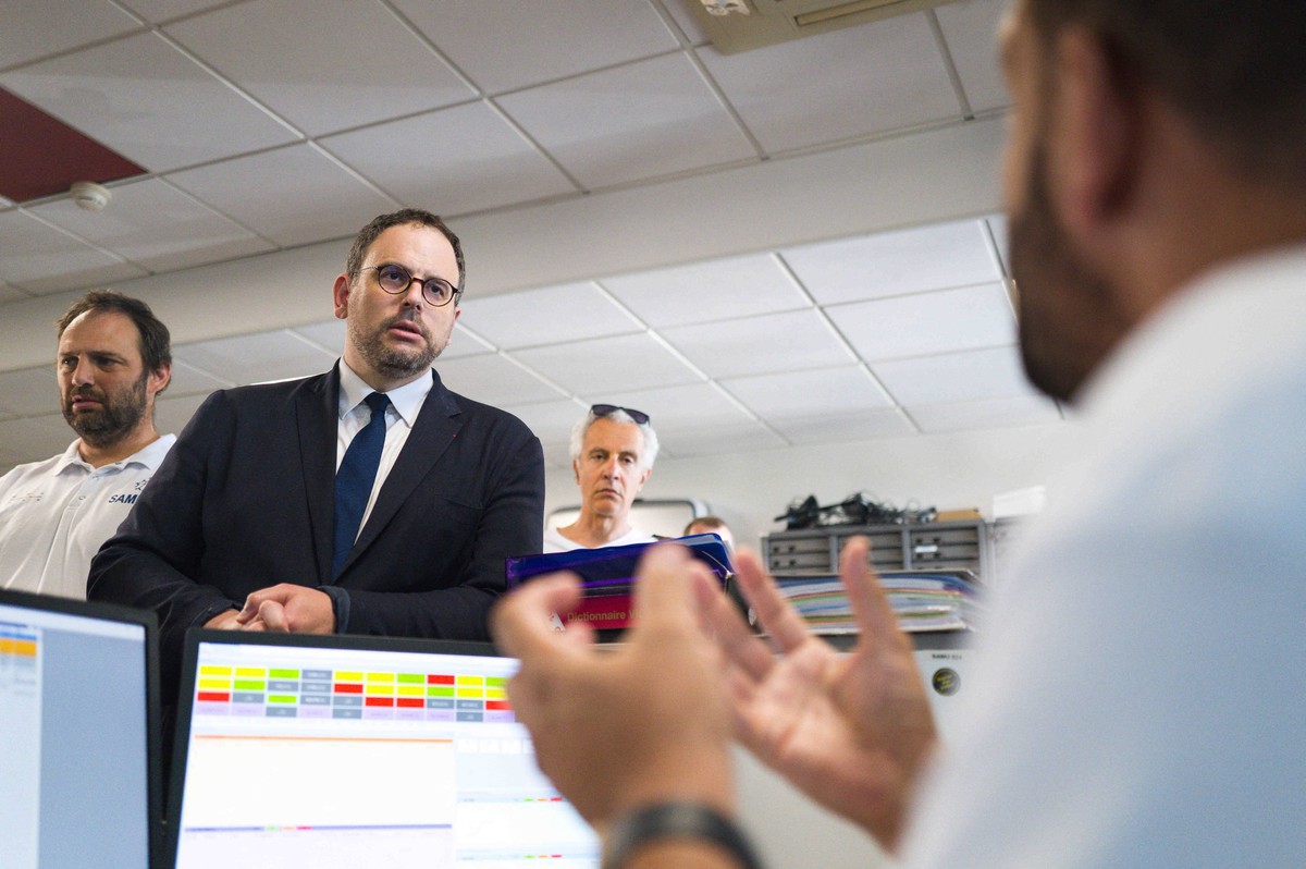 Aurelien Rousseau Visits SAMU 31 - Toulouse