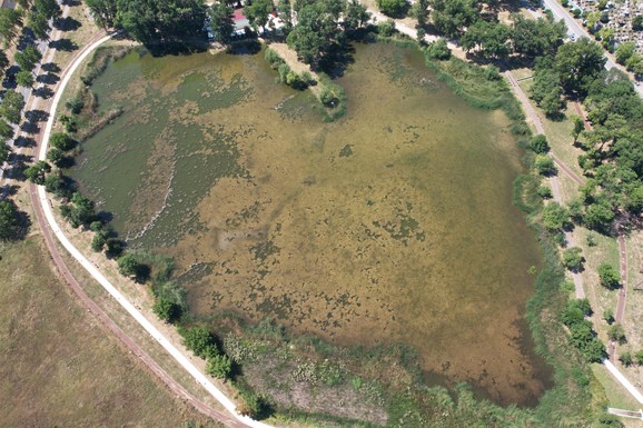(FOTO) MISTERIOZNO JEZERO U OBLIKU SRCA Nesvakidašnji fenomen postao srpska turistička atrakcija, a zbog toga gde se nalazi, stvar je još čudnija