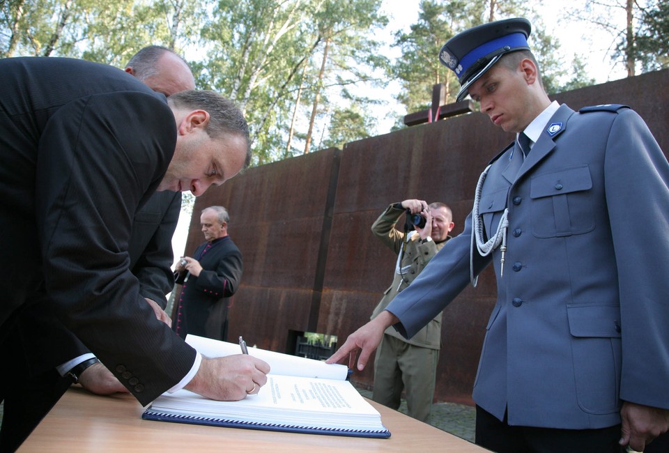 ROSJA MIEDNOJE POLSKI CMENTARZ WOJENNY UROCZYSTOŚCI