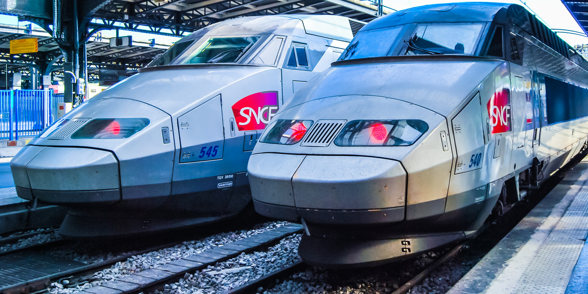 Bilety w ramach programu DicoverEU pozwalają na bezpłatne 30-dniowe podróżowanie koleją po Europie.