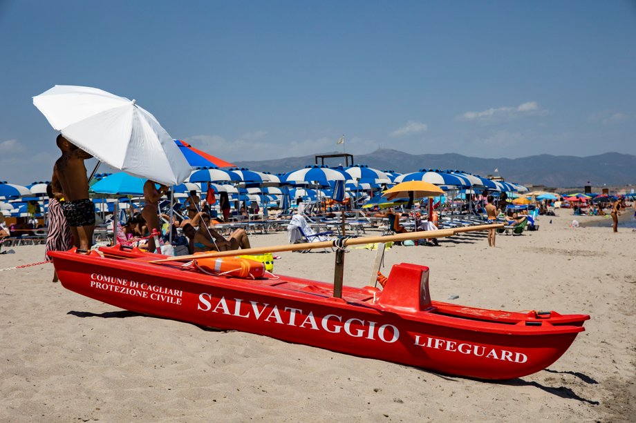 Plaża Poetto w Cagliari na Sardynii.