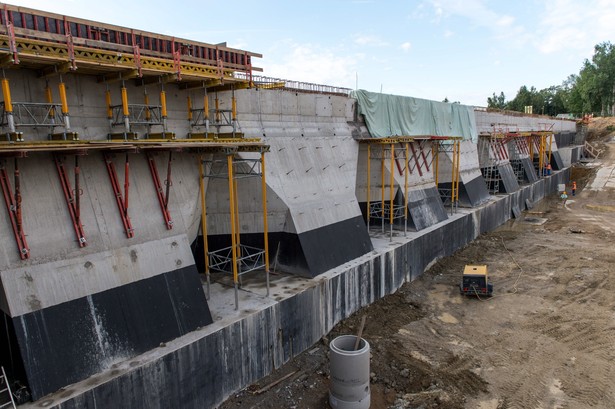 Trwa odbudowa zapory Niedów na rzece Witka w woj. dolnośląskim, która pękła w sierpniu 2010 r. Powódź z siedmiometrową falą zalała okoliczne miejscowości, w tym Zgorzelec. Tama pękła, ponieważ w wyniku intensywnych opadów deszczu do zbiornika o pojemności 5 mln m sześc. spłynęło około 30 mln metrów sześc. wody. (zuz) PAP/Maciej Kulczyński