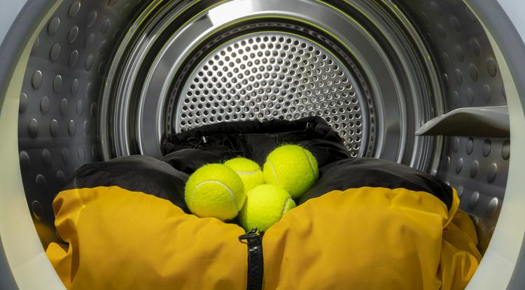 A tollkabát mosásakor tegyél teniszlabdát a mosógép dobjába Fotó: Getty Images