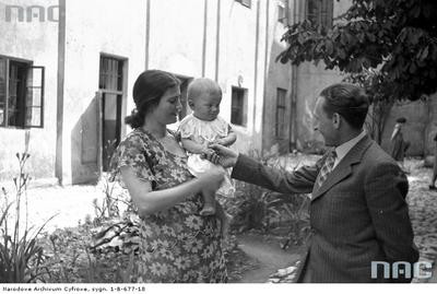 Rita Gorgonowa ze swoją córką Ewą na dziedzińcu więziennym
