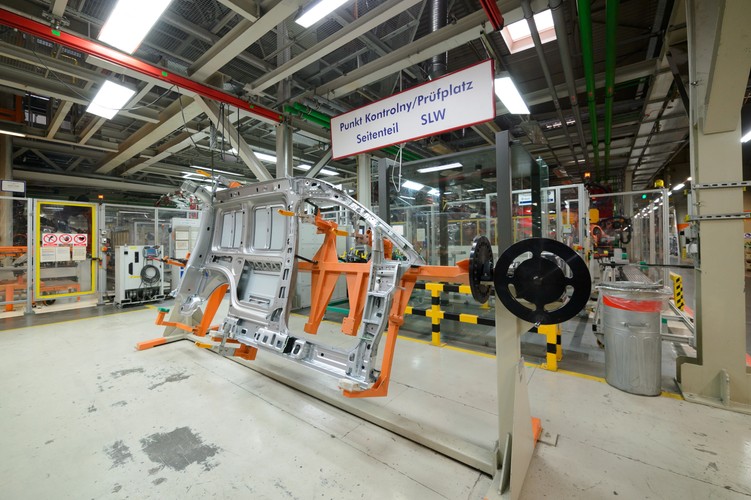 <a href='http://forsal.pl/artykuly/827153,volkswagen-ma-pozwolenie-na-budowe-fabryki-we-wrzesni.html' style='color: blue'>Niedawno Volkswagen otrzymał pozwolenie na budowę fabryki aut dostawczych VW Crafter, gdzie będzie produkować ponad 85 tys. aut rocznie.</a>

Spawalnia nadwozi fabryki Volkswagen Poznań Sp. z o.o. w Poznaniu - Antoninku.<br><br>(jk/mr) PAP/Jakub Kaczmarczyk