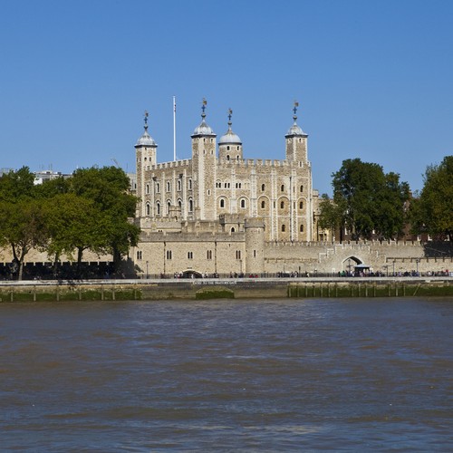 Tower of London - budowla obronna i pałacowa monarchów Anglii, chociaż ostatni z władców Anglii, który z niej korzystał to Jakub I (1566-1625). Wzniesiona została w 1078 roku dla Wilhelma Zdobywcy. Tower of London było więzieniem, z którego podobno nie było ucieczki, ponieważ wejście było zaraz nad wodą – podpływano łódkami i tam prowadzono więźniów do celi. Więziono tu m.in. króla Anglii Henryka IV, królową Annę Boleyn, Thomasa More'a, Thomasa Cromwella, Lady Jane Grey, żeglarza Waltera Raleigha, a w 1941 r. Rudolfa Hessa.