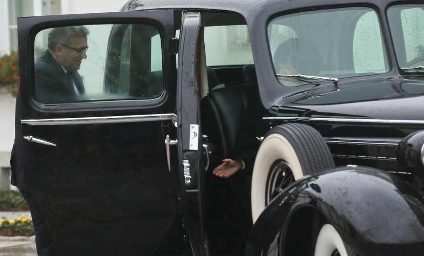 Prezydent Bronisław Komorowski podczas prezentacji odrestaurowanego cadillaca 355D sprowadzonego do Polski w 1935 roku dla Marszałka Józefa Piłsudskiego