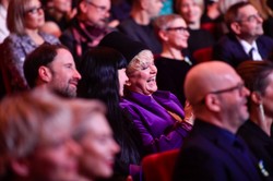 Katarzyna Figura przefarbowała włosy na niebiesko. "Znużona toksyczną męskością..."