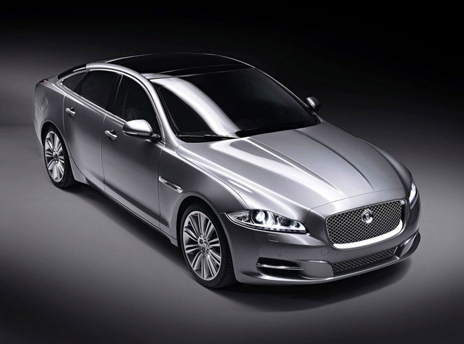 Najmocniejszy Jag to 510-konne V8 supercharged, które  mknie 100 km/h zanim szepniesz pięć (0-100 km/h w 4,9 sekundy). Pierwsze dostawy rozpoczną się na początku 2010 roku