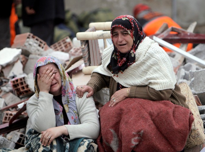 Kobiety opłakują bliskich poległych podczas trzęsienia ziemi