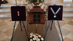 poruszające chwile na pogrzebie edwarda linde-lubaszenki. uroczystość ma charakter państwowy [foto]