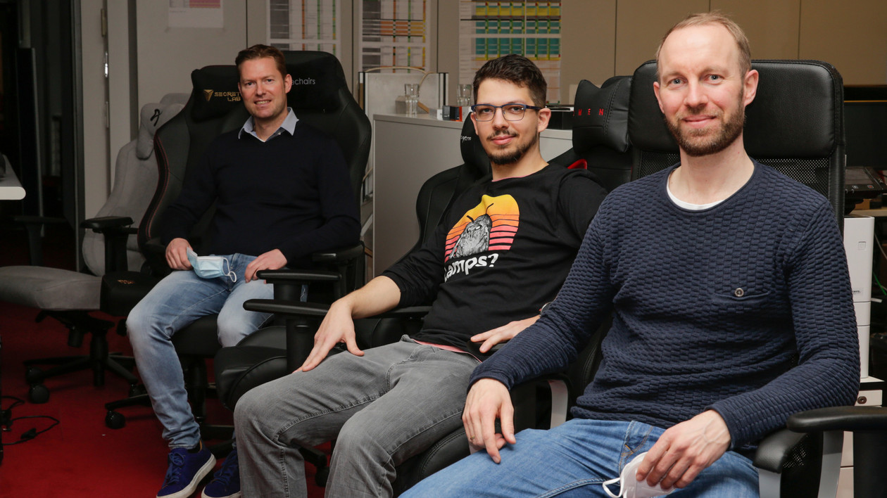 Komputer Świat do testu foteli gamingowych zaprosił do laboratorium ortopedę i fizjoterapeutę dr Jensa Lohmanna (po lewej) oraz trenera prewencji Jana Wintera (po prawej). Obaj są członkami zespołu zarządzającego Back Centre w Klinice Schon w Hamburgu. (W środku nasz redaktor Patrick Nowak). Eksperci przeanalizowali i omówili wszystko, co jest ważne dla ergonomii – od podłokietników, przez poduszki, po podparcia lędźwi i szyi