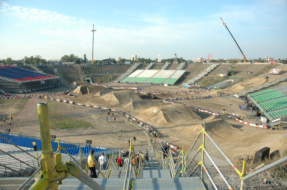 Nissany rozjeżdżały Stadion X-lecia