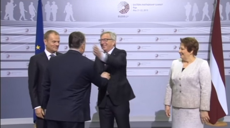 Jean-Claude Juncker 2015-ben kedélyes arcon legyintéssel fogadta Orbánt, aki 2019-ben aztán plakátkampánnyal vágott vissza