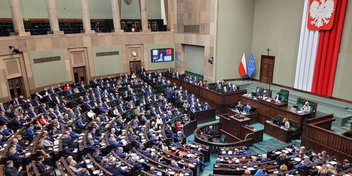 Gdyby wybory odbywały się w najbliższą niedzielę, na Zjednoczoną Prawicę swój głos oddałoby niemal 35 proc. osób. 