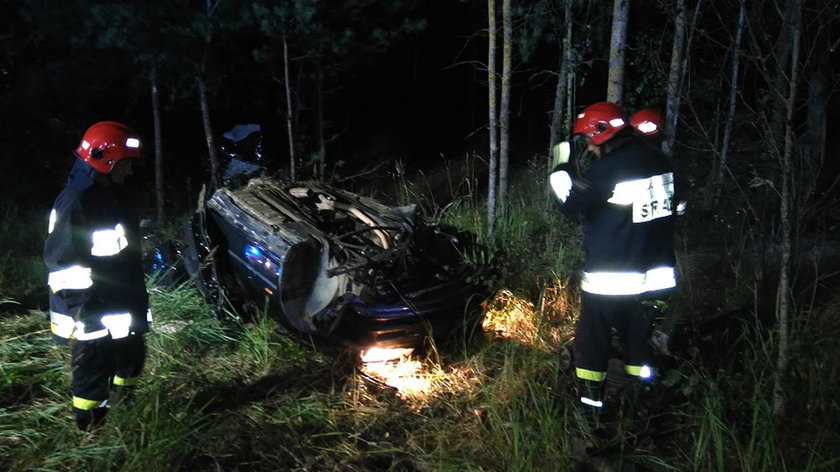 Podlasie. Wypadek na krajowej 65. BMW uderzyło w drzewo