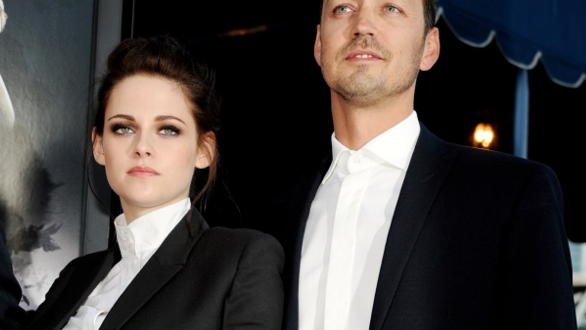 W jednym z wywiadów udzielonych zanim na światło dzienne wyszedł jego romans z Kristen Stewart, Rupert Sanders opowiedział obszernie o swojej relacji z młodziutką aktorką.