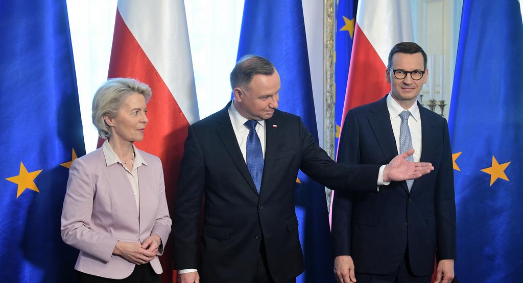 Przewodnicząca Komisji Europejskiej Ursula von der Leyen (L), prezydent RP Andrzej Duda (C) i premier RP Mateusz Morawiecki 