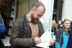 Ulubiony pisarz Polaków wraca z nową książką. 'Muszę uczciwie oszukać czytelnika'