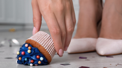 Można zjeść to, co spadło na podłogę? Naukowcy zbadali, czy zasada 5 sekund działa