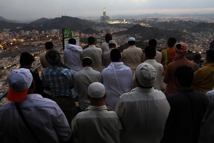 Pielgrzymi modlą się u wrót jaskini Hira