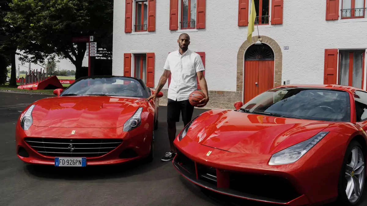 Kobe Bryant przy Ferrari California T i 488 GTB w siedzibie marki w Maranello