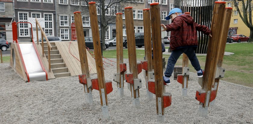 I to ma być bezpieczny plac zabaw? Fuszerka na Skwerze Świętopełka!