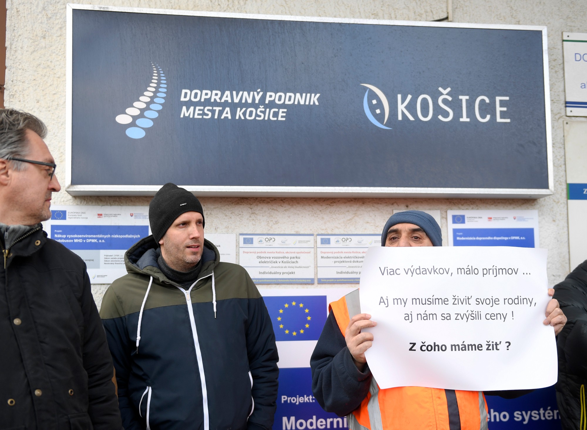 Zamestnanci DPMK počas zhromaždenia pred dopravným podnikom mesta Košíc počas ostrého štrajku.