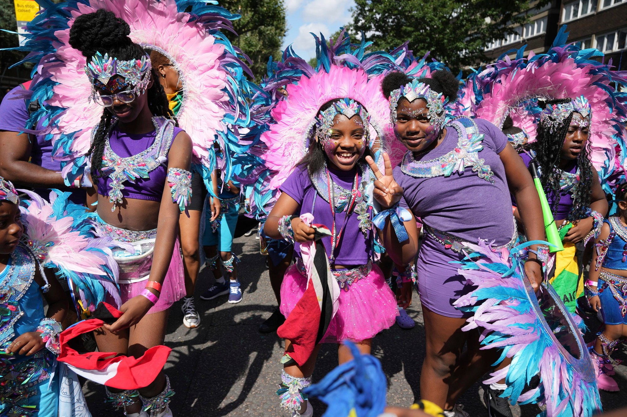 Notting Hill Carnival, vychádzajúci z tradícií afro-karibskej kultúry, je najväčším pouličným karnevalom v Európe.