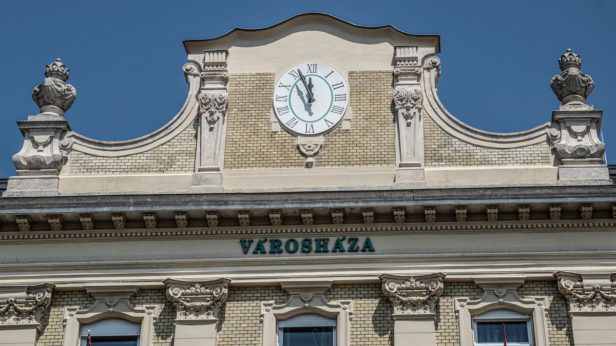 Óriási razzia kezdődött kedd reggel az óbudai korrupciós botrány ügyében: az egyenruhások megszállták az önkormányzatot is