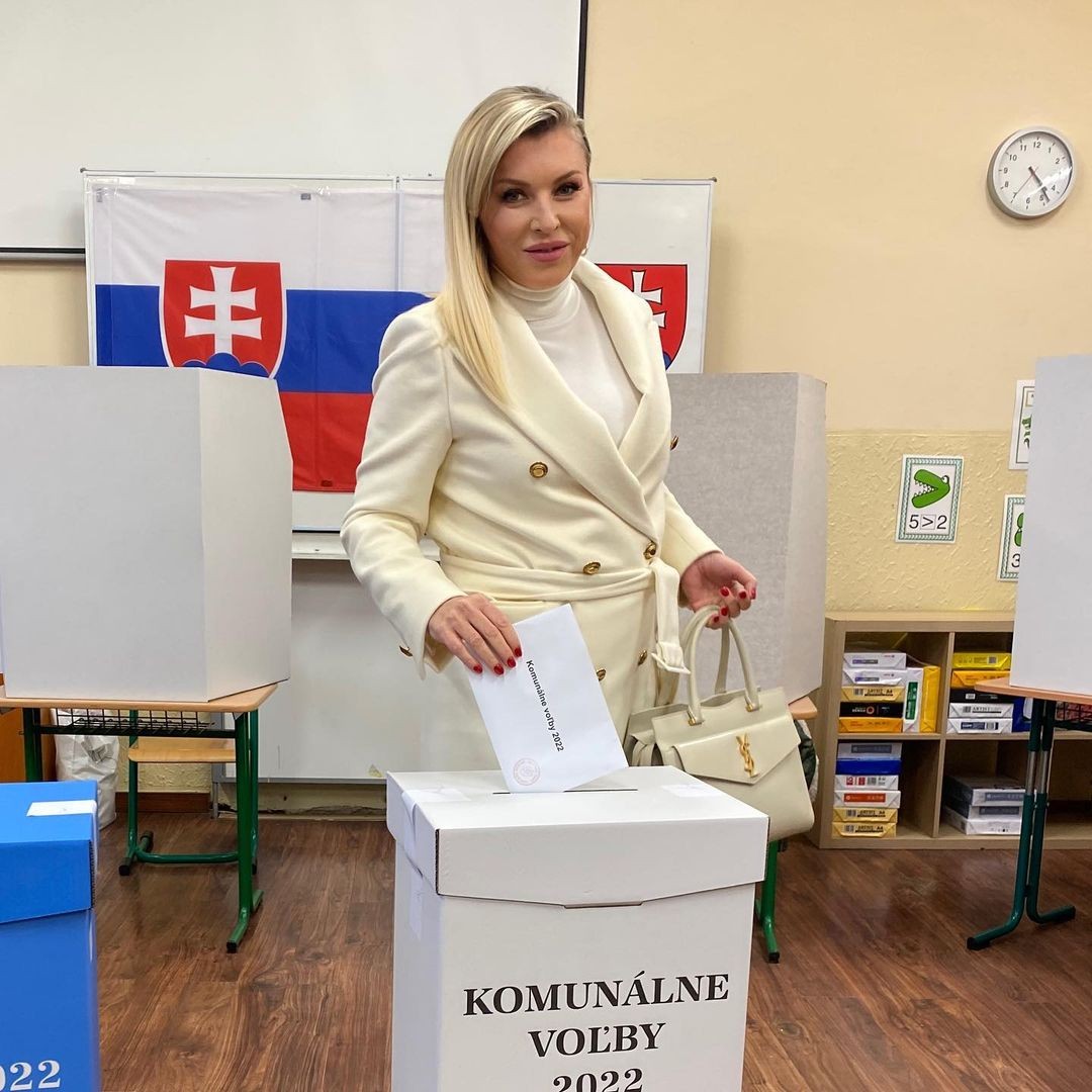 Drobová nezabudla ani na fotku pri volebnej urne. 