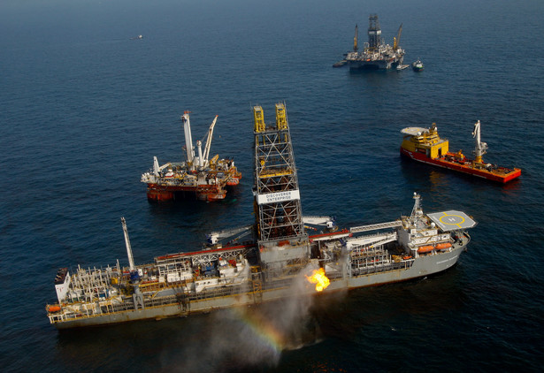Statek wiertniczy wypala ropę zbierającą się w kopule, która ma wyłapywać wyciekające paliwo. Fot. Bloomberg