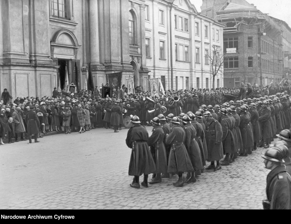 Wierni i wojsko przed kościołem garnizonowym., 1928 r.