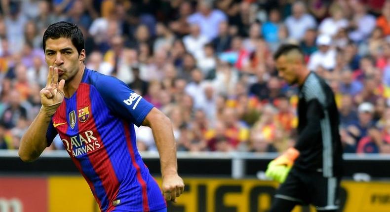 Barcelona's Uruguayan forward Luis Suarez celebrates after scoring against Valencia on October 22, 2016