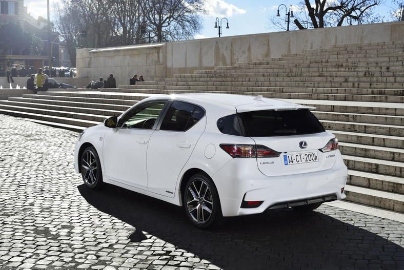 Lexus CT 200h po face liftingu tańszy o 20 tys. zł!