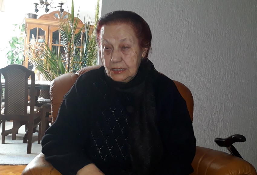 NIS02 Ljubinka Dinic pokazyuje krvavi novac i dokumenta koja su bila u dzepu sina Slavoljuba foto Branko Janackovic