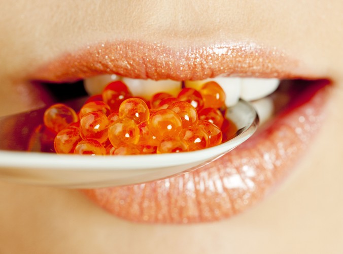 Wykorzystaj stary sprawdzony sposób osób na diecie. Jedz powoli, delektując się każdym kęsem. Tak zjesz mniej i szybciej poczujesz się syty. Poza tym im dłużej pokarm zostaje w ustach, tym skuteczniej nadtrawiony trafi do żołądka (w ślinie są enzymy, które „przetwarzają” jedzenie).