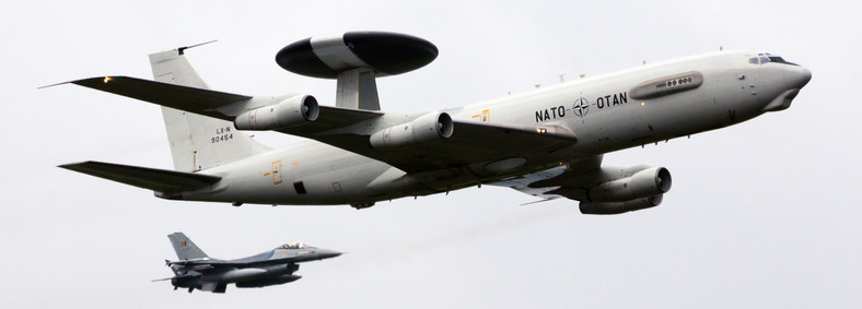 Boeing E-3 Sentry eskortowany przez F-16