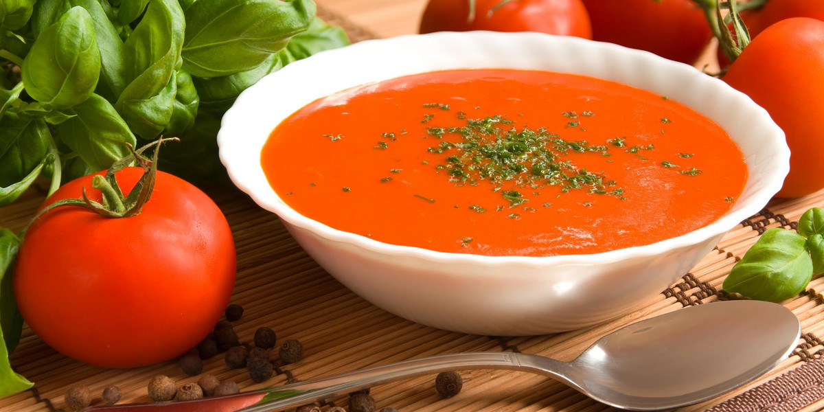 Do pomidorowej warto dodać łyżkę mascarpone.