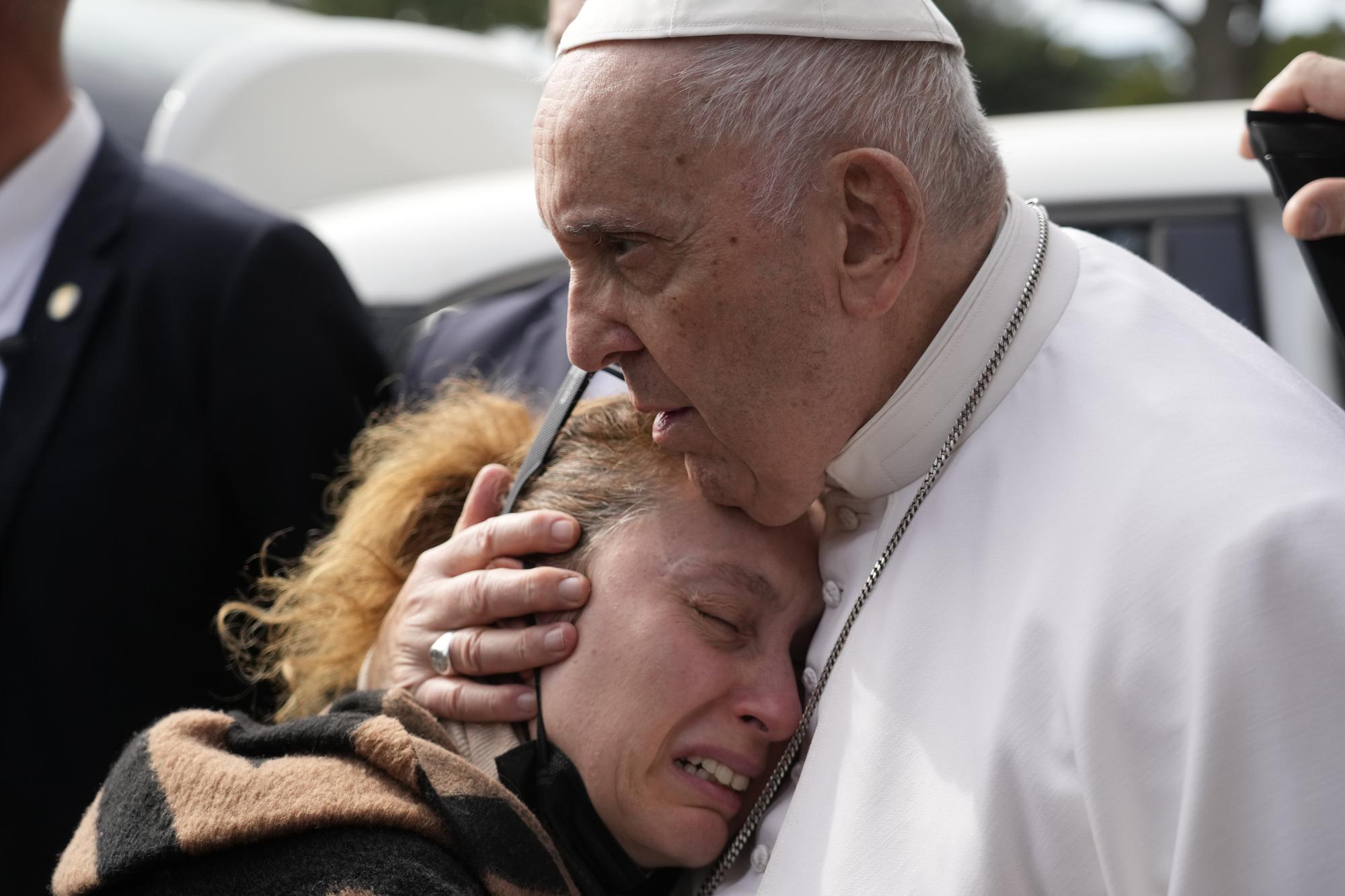 Pápež František utešuje pár, ktorý stratil dieťa, keď opúšťa Univerzitnú nemocnicu Agostina Gemelliho v Ríme v sobotu 1. apríla 2023 po liečbe bronchitídy.