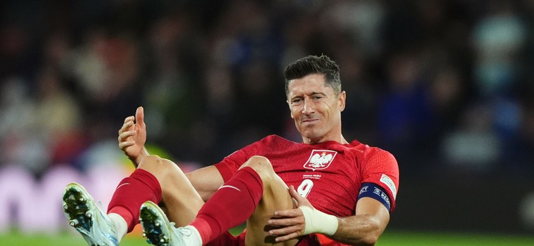 Zobacz, jak Robert Lewandowski za karę musiał robić pompki na lotnisku